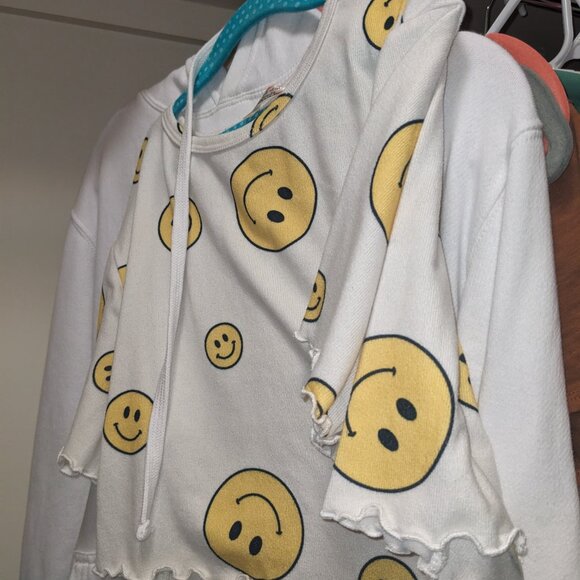 Altered state smiley-face crop top,the string on the background is a sweatshirt - Picture 3 of 4